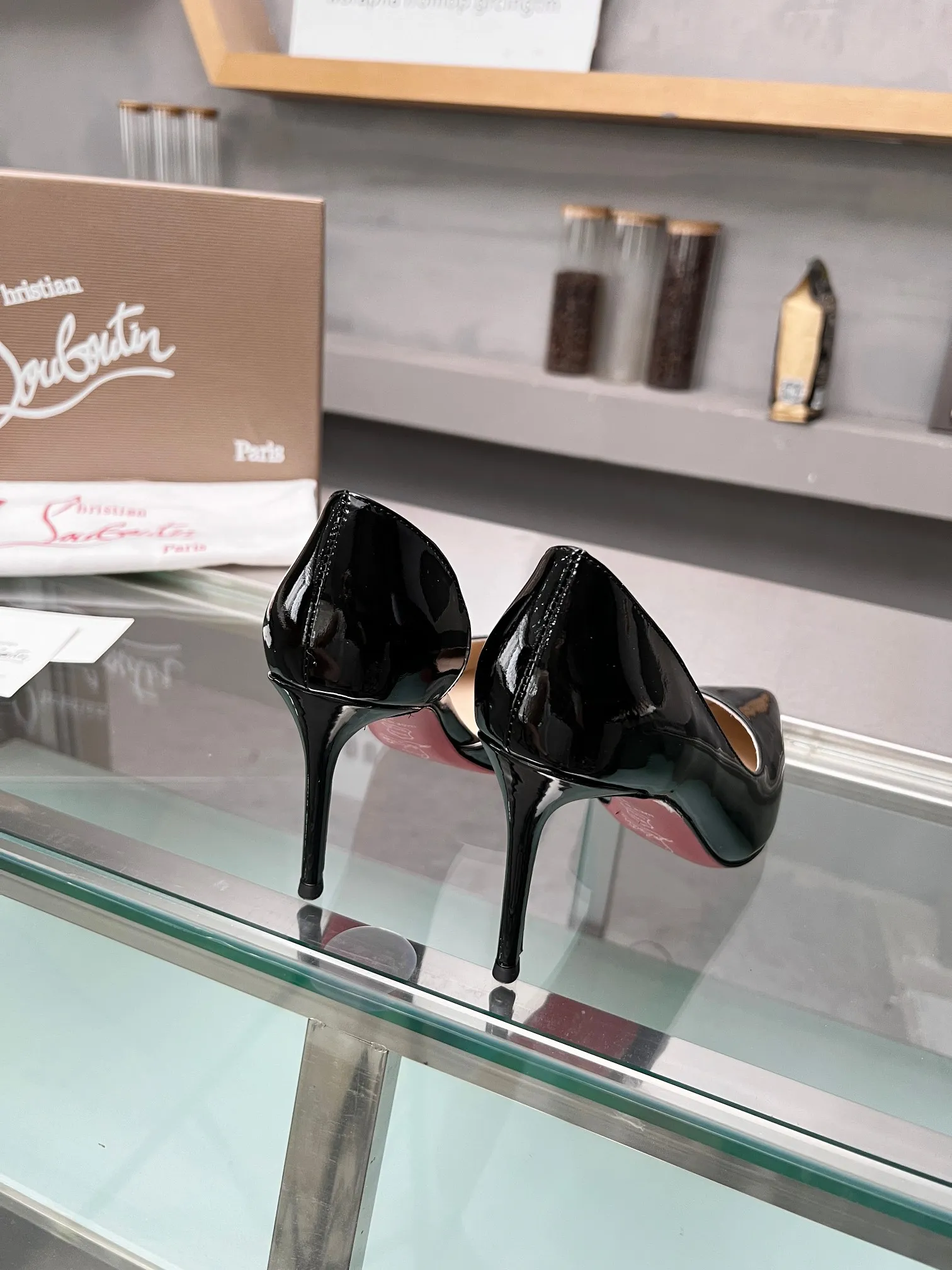 👟👟Ex-factory price 560👟👟 Christian Louboutin CL red-soled shoes‖ Globally limited edition! Blessings from Las Vegas❤ Inspired by the colorful neon of Las Vegas🎆 A century-old classic that will never go off the shelves. Handmade, exquisite craftsmanship❗Collectible work❗ Absolutely eye-catching existence🌟 Classic stiletto fashion shoes, you can't resist them at all. Absolute sexy goddess, releasing invincible femininity. The gorgeous red bottom is like the red carpet that the queen walks on when she ascends to the top. She is full of aura in every minute. Whether in love or in the workplace, she is famous in the end. Extraordinarily fascinating and full of femininity! Suitable for all kinds of gatherings 💎 Undefeated classic, all original models are made to order 🍳Fabrics: cow lacquer/silk/grete 🍳Inner lining: imported soft sheepskin lining feet 🍳Outsole: original genuine leather sole 🍳Heel height: 3cm/8.5cm/10.5cm higher inside the flat bottom 🍳Color: apricot ox lacquer, black ox lacquer, white ox lacquer Black Silk Silver Grete 🍳Size: 35-39 (40/41/42/43 customized, non-refundable) Standard size 🍳Packing: with cloth bag, card